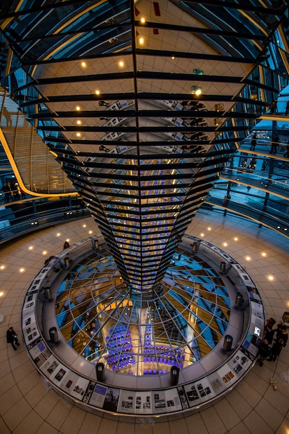 Vista interna della Cupola in cima al parlamento tedesco a Berlino, Germania.