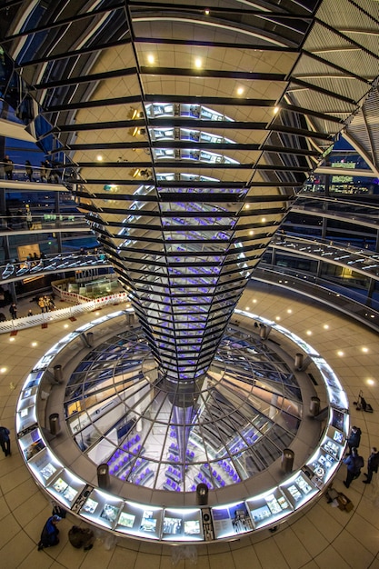 Vista interna della Cupola in cima al parlamento tedesco a Berlino, Germania.