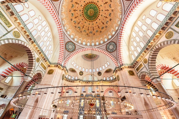 Vista interna della Moschea Suleymaniye a Istanbul Turchia