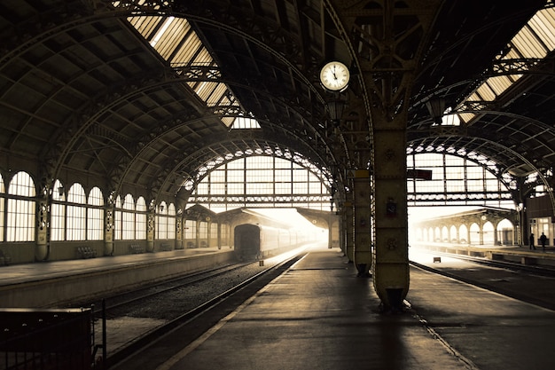 Vista interna della vecchia stazione ferroviaria con piattaforma vuota a Peterburg in Russia. Giornata invernale innevata, tonificante in stile retrò.