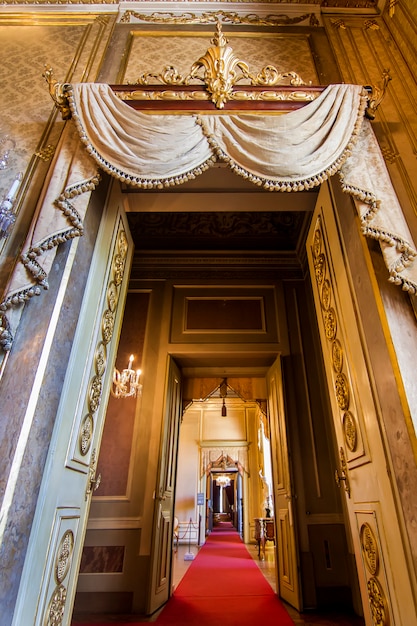 Vista interna di una delle belle camere del palazzo Ajuda situato a Lisbona, in Portogallo.