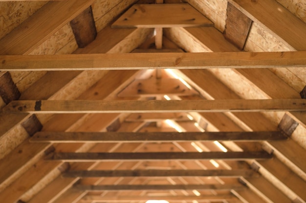 Vista interna di una struttura del tetto in legno