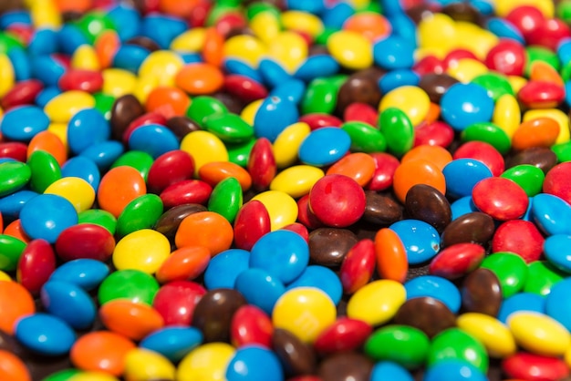 Vista interna di una torta di compleanno piena di mm colorati e altre caramelle