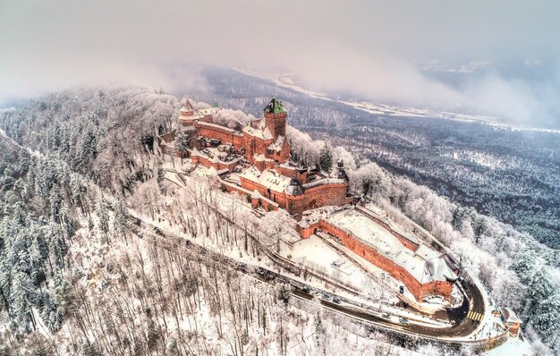 Vista invernale del castello du hautkoenigsbourg nelle montagne dei Vosgi Alsazia Francia