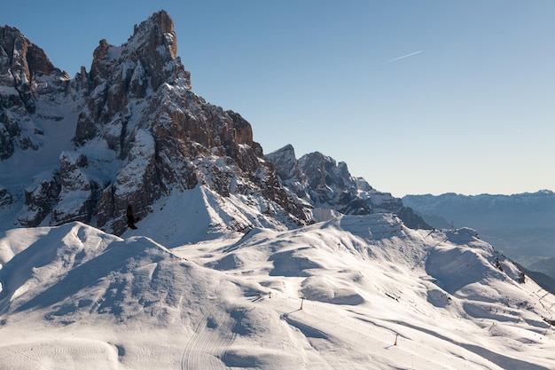 Vista invernale del passo Rolle, San Martino di Castrozza, Italia. Paesaggio di montagna. Vista dalla cima del Cimon della Pala.