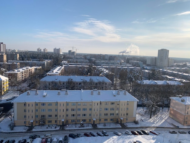 Vista invernale della città dall'alto Tetti delle case nella neve