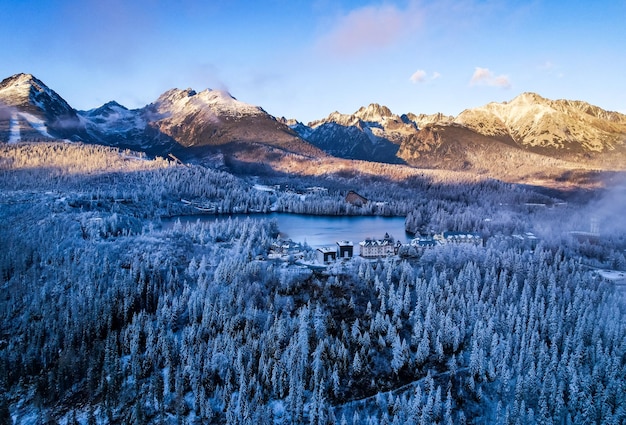 Vista invernale ghiacciata sul lago Strbske pleso Lago Strbske nel Parco Nazionale degli Alti Tatra Slovacchia paesaggio Europa