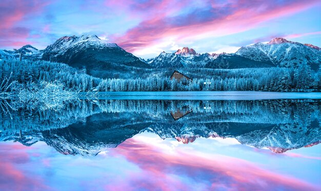 Vista invernale ghiacciata sul lago Strbske pleso Lago Strbske nel Parco Nazionale degli Alti Tatra Slovacchia paesaggio Europa