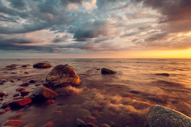 Vista ipnotizzante del tramonto sul Mar Baltico Lituania