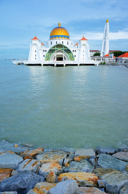 Vista la mattina alla Moschea dello Stretto di Malacca (Masjid Selat Melaka), è una moschea situata sull'isola artificiale di Malacca vicino alla città di Malacca, Malesia