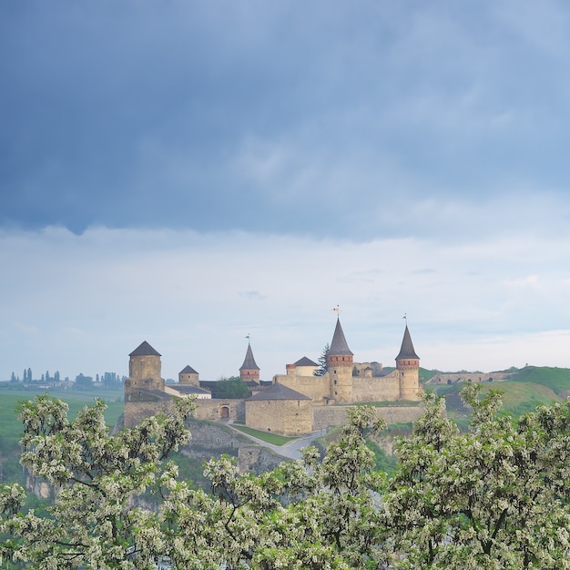 Vista la mattina dell'antico castello di Kamianets Podilskyi Ucraina