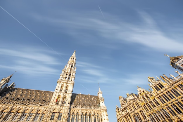 Vista la mattina sul municipio presso la piazza centrale Grand Place nella città vecchia di Bruxelles durante il tempo soleggiato in Belgio