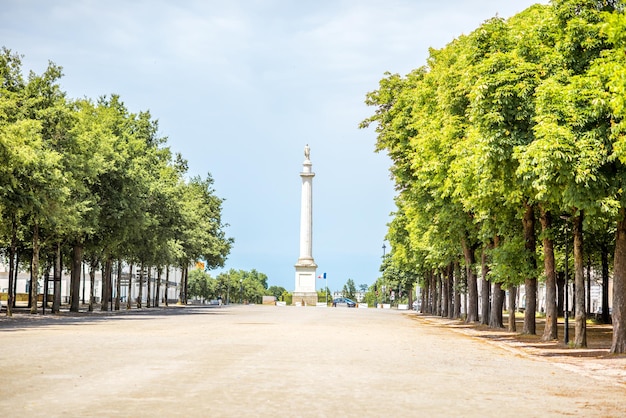 Vista la mattina sul parco di Saint Pierre con la colonna Louis durante la mattinata nella città di Nantes in Francia