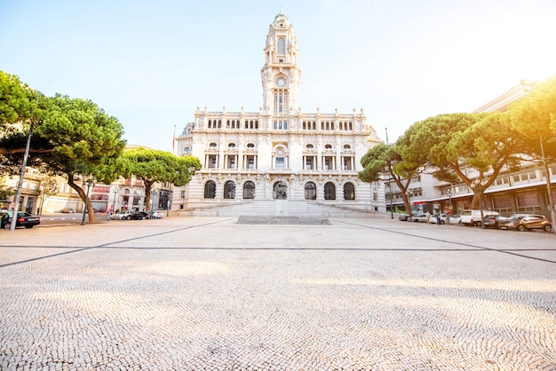 Vista la mattina sull'edificio del municipio sulla piazza centrale della città di Porto, Portugal