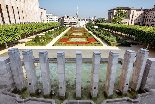 Vista la mattina sulla piazza della montagna delle arti con la fontana e l'edificio della biblioteca reale a Bruxelles, Belgio