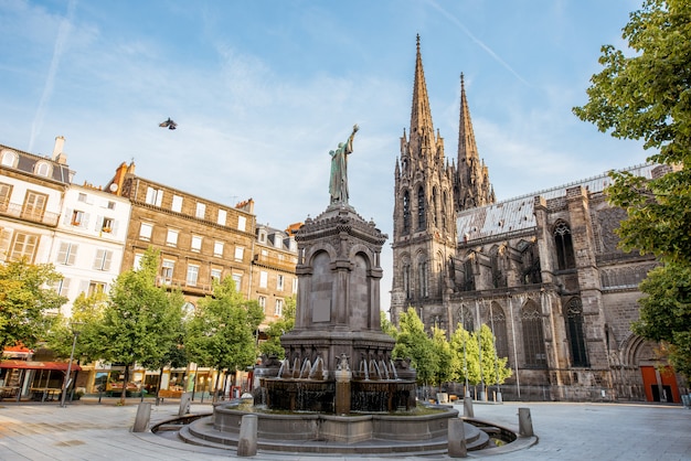 Vista la mattina sulla piazza della vittoria con il monumento e la cattedrale nella città di Clermont-Ferrand in Francia
