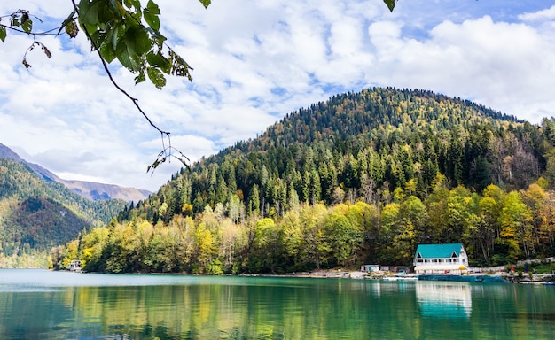 Vista lago dalle montagne con casetta blu