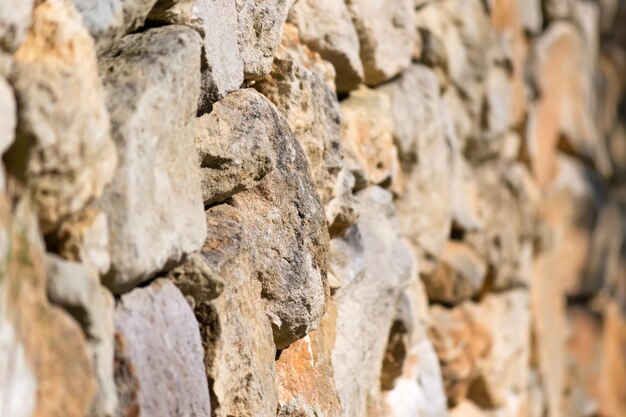 Vista laterale con messa a fuoco selettiva di un muro a secco