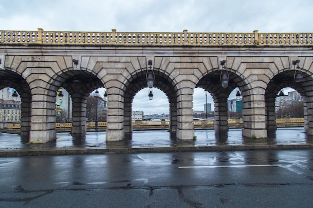 Vista laterale da un ponte ad arco posto sulla Senna da Parigi