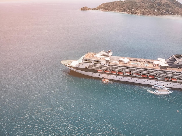 Vista laterale dall'alto della fantastica nave da crociera che fa un viaggio via mare vicino alle isole; crociera, stile di vita.