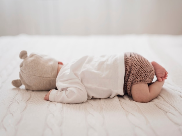 Vista laterale del bambino appena nato che dorme