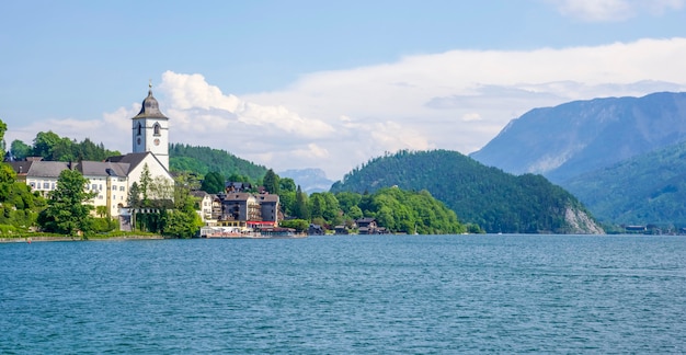 Vista laterale del lago St. Wolfgang in estate, Austria