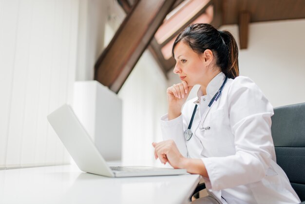 Vista laterale del medico femminile che lavora.