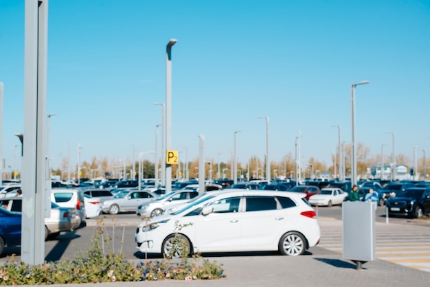 Vista laterale del parcheggio auto all'aperto fuori fuoco