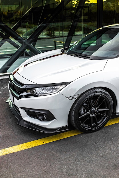 Vista laterale del parcheggio esterno dell'auto berlina civica Honda