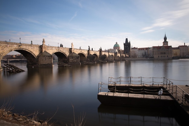 Vista laterale del Ponte Carlo a Praga sulle rive del fiume Moldava