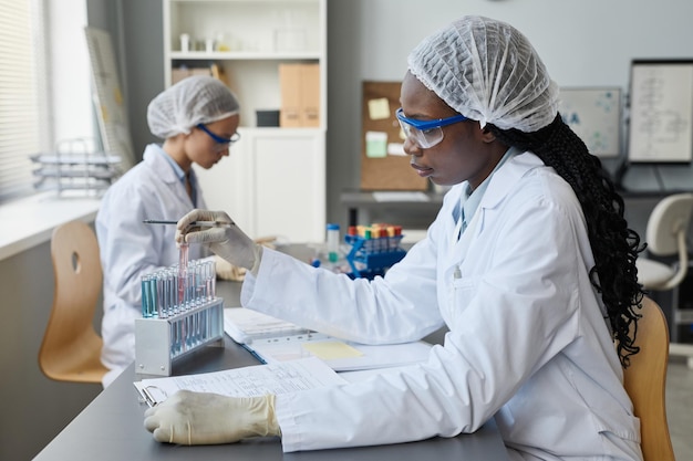 Vista laterale del tecnico di laboratorio femminile