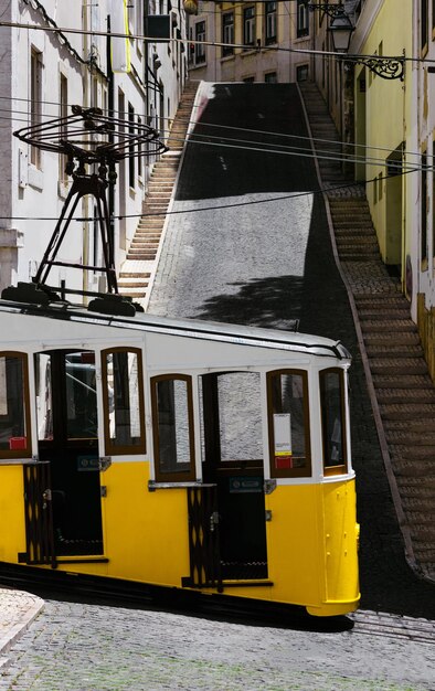 Vista laterale del tram giallo vuoto della funicolare Bica a Lisbona in Portogallo