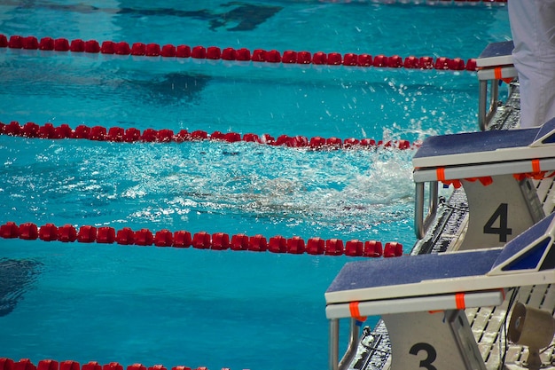 Vista laterale dell'inizio della pista di nuoto