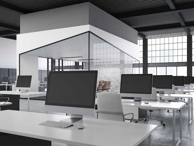 Vista laterale dell'interno di un ufficio aperto con file di scrivanie per computer e un acquario con una sala conferenze al centro. rendering 3d, modello