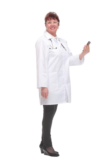 Vista laterale della dottoressa in possesso di smartphone che risponde ai pazienti su sfondo bianco