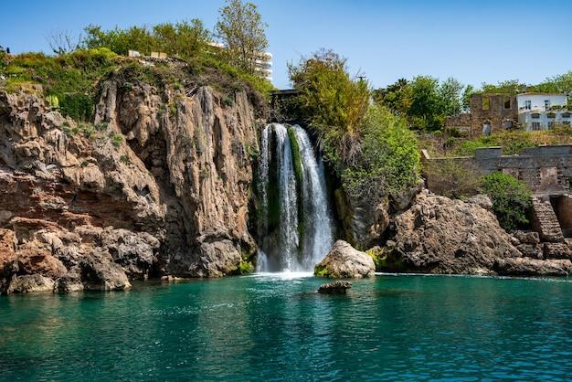 Vista laterale delle cascate Duden Karpuzkaldran ad Antalya