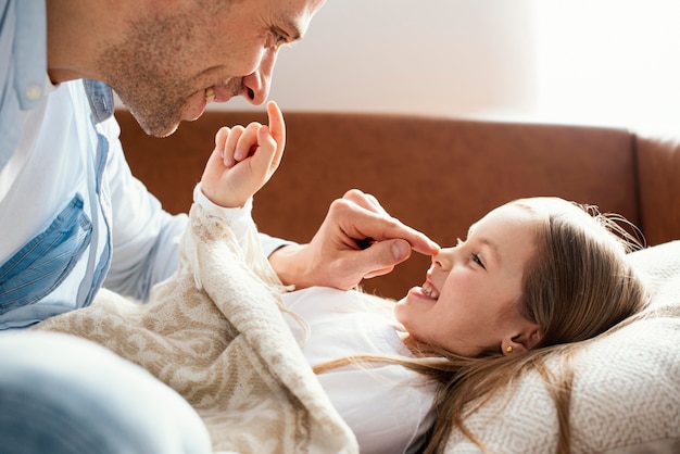 Vista laterale di smiley padre e figlia divertendosi