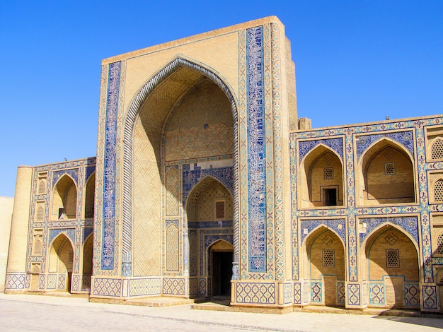 Vista laterale di Ulugbek Medressa, la più antica madrasa dell'Asia centrale, a Bukhara, in Uzbekistan.