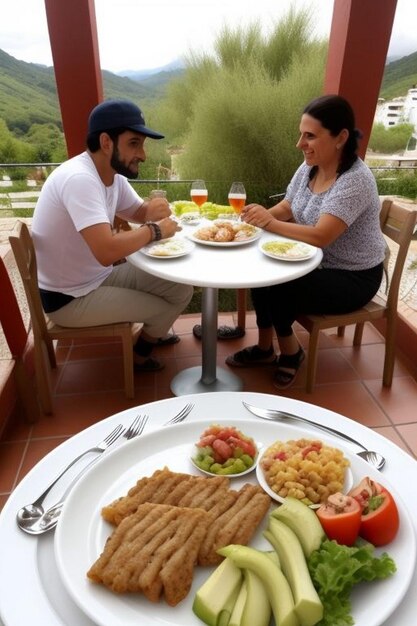 Vista laterale di un gruppo di persone in piedi a una cena festiva