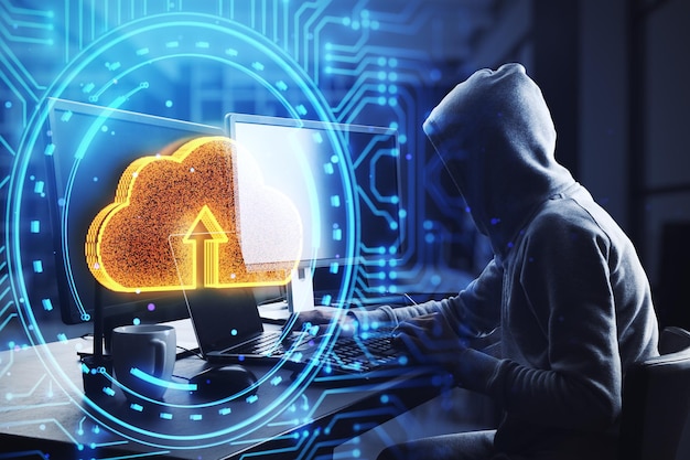 Vista laterale di un hacker che utilizza una nuvola digitale luminosa in un ologramma tecnologico circolare su uno sfondo sfocato Cloud computing e concetto di hacking doppia esposizione