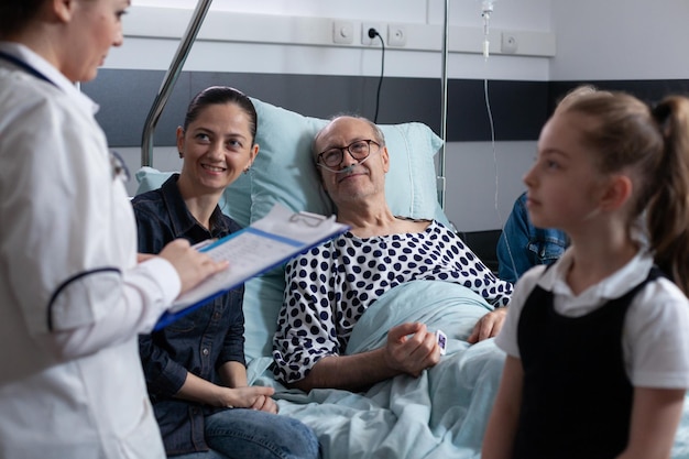 Vista laterale di un medico che esamina un paziente in ospedale