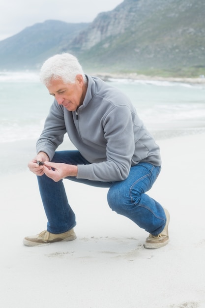 Vista laterale di un uomo anziano rilassante in spiaggia