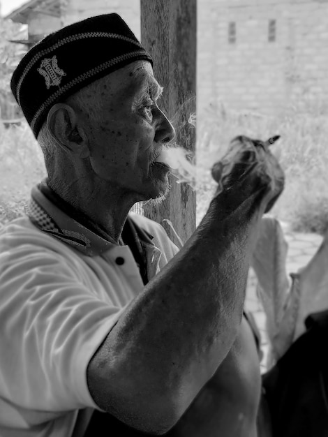 Vista laterale di un uomo che fuma una sigaretta