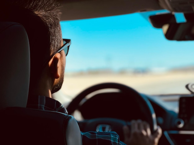 Vista laterale di un uomo che guida un Honda Accord
