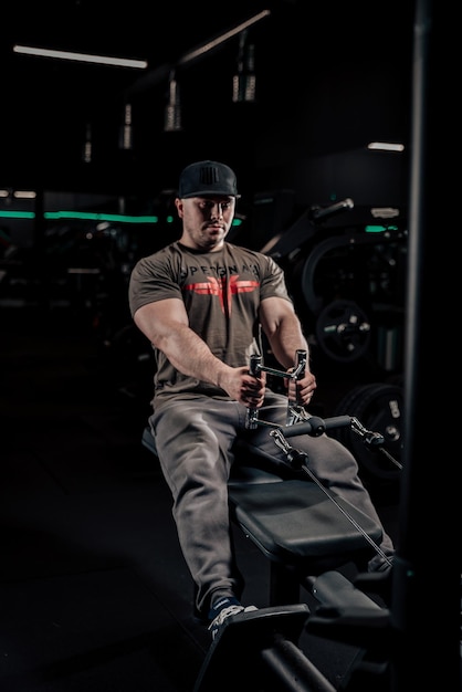 Vista laterale di un uomo che lavora in palestra
