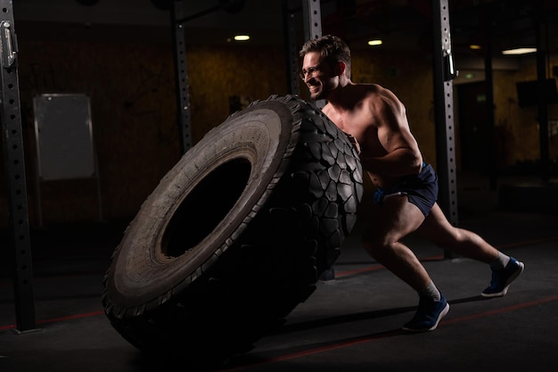 Vista laterale di un uomo che si esercita in palestra