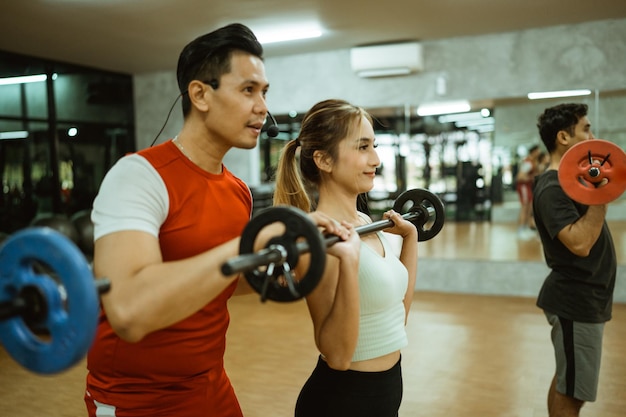 Vista laterale di un uomo che si esercita in palestra