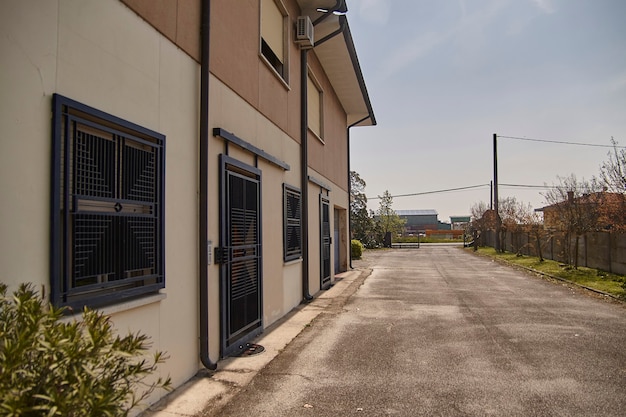 Vista laterale di una casa bifamiliare con porte blindate.