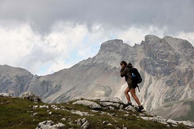 Vista laterale di una donna che fa escursione in montagna contro il cielo