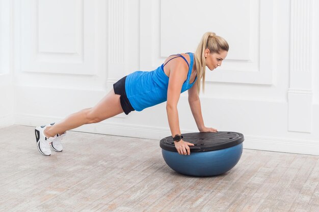 Vista laterale di una donna che si esercita in palestra